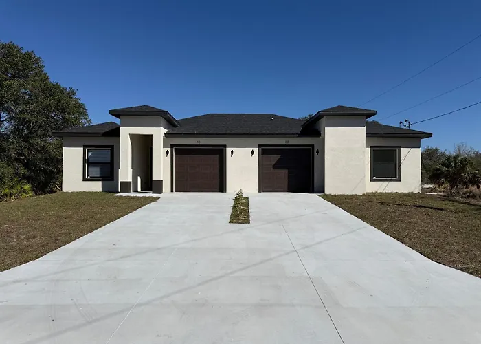 Chic New Build Duplex With King Suite And Cover Lanai