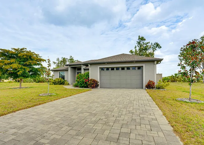 Punta Gorda Home: Great For Nurses & Professionals